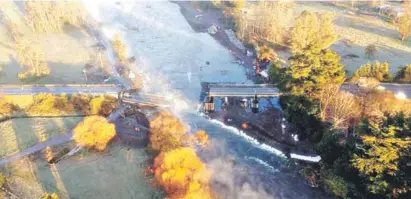  ??  ?? El puente Cancura cedió a las 3.30 horas del sábado. Derrumbe provocó un fallecido y seis heridos.