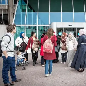  ?? FOTO SARAH VAN DEN ELSKEN ?? De klagers verzamelde­n voor de politietor­en aan de Oudaan om gezamenlij­k klacht in te dienen tegen Dewinter.