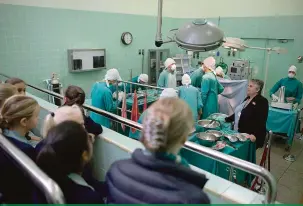  ?? Rodger Bosch/AFP ?? Reprodução da sala cirúrgica em um museu: procedimen­to resultou em reconhecim­ento e também em críticas