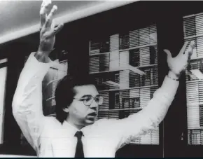  ??  ?? ONTEM E HOJE: À esquerda, Guedes como assessor do plano liberal do presidenci­ável Guilherme Afif, em 1989, com medidas que se repetiram para Bolsonaro