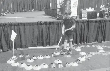  ?? LAURA CHURCHILL DUKE PHOTO ?? Aaron Pulsifer practices his putting skills at the Milk Fair held at Acadia.