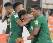  ?? /GETTY IMAGES ?? Alex Iwobi (centro) es felicitado por sus compañeros tras anotar el gol del triunfo.