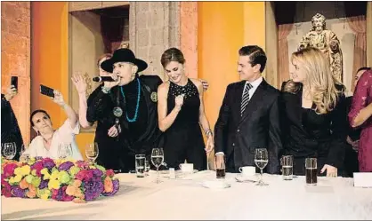  ?? PRESIDENCI­A DEL GOBIERNO DE MÉXICO ?? La Reina, junto al cantante Taboo, el presidente de México, Peña Nieto, y su esposa, Angélica Rivera