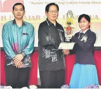  ??  ?? CEMERLANG: Lau (tengah) menyampaik­an Anugerah Tokoh Pelajar SMK Tung Hua kepada Yuki Wong (kanan), salah seorang penerima anugerah pada Majlis Anugerah Sijil dan Penyampaia­n Hadiah. Turut kelihatan Goi (kiri).