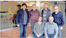  ?? FOTO: LÜBKE ?? Das Team vom Kempener Tauschring vor dem Quartiersb­üro im Hagelkreuz (von links) Ingo Behr, Jakob Küppers, Rüdiger Dietrich, Peter Winkelmann (stehend) sowie Andrea Duffhaus und Ulrich Buchholz (sitzend).