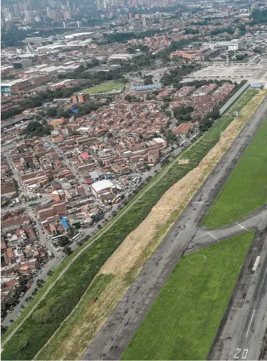  ??  ?? El aeropuerto tiene una pista de 2.500 metros. Pertenece a la comuna de Guayabal. Antes de 1932 se llamaba campo de aviación Las Playas.