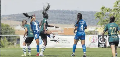  ?? SERGIO VELA ?? Una acción del partido de ida del pasado domingo entre Cacereño y Deportivo. ▷