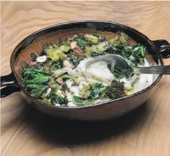  ?? PETER J. THOMPSON / NATIONAL POST ?? Bonnie Stern’s Oslo-inspired Roasted Cauliflowe­r Soup with Broccoli & Kale Topping.