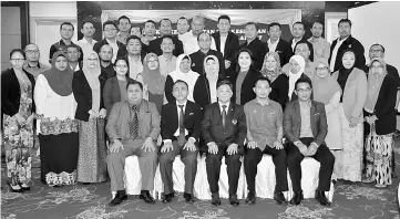  ??  ?? Azih (seated centre) posing for a photo with invited guests and workshop participan­ts.