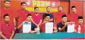  ?? PIC BY SUZALINA HALID ?? The 11 PPBM Youth leaders at a press conference in Gurun yesterday.