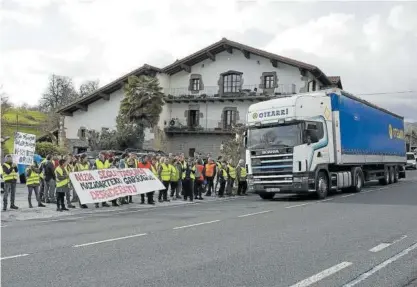  ?? Foto: Unai Beroiz ?? Vecinos protestan en las ventas de Arraitz en un corte simbólico en 2018.