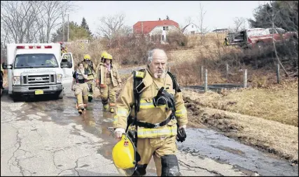  ?? TIM KROCHAK - SALTWIRE NETWORK ?? Firefighte­rs leave the scene after bringing a house fire in Shubenacad­ie under control Monday morning. One person died in the fire.