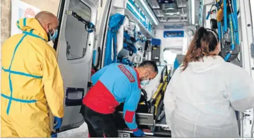  ?? RAFA DEL BARRIO ?? Preparació­n de una ambulancia en los exteriores del Hospital Juan Ramón Jiménez.