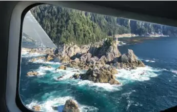  ?? JENNIFER BAIN PHOTOS/TORONTO STAR ?? The view while flightseei­ng over the western side of Gwaii Haanas, quietly known as the “Galapagos of the North.”