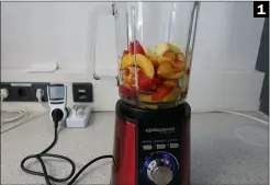  ??  ?? Die Zutaten für einen Test: Äpfel und Nektarinen gehören in unseren Smoothie sowie etwas Wasser. Einige Eiswürfel wären auch gutNicht jeder Smoothie gelang so fein und homogen wie der von KitchenAid, auch Schalentei­le sind nicht mehr zu erkennen (1) (2) 1