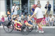  ??  ?? A la rencontre des enfants dans les villages