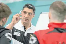  ?? FOTO: DPA ?? Derzeit fehlt es den deutschen Volleyball­ern nicht nur an Kleinigkei­ten. Die missglückt­e WM-Qualifikat­ion hat gezeigt: Der Weg ist weit für Bundestrai­ner Andrea Giani.