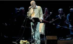  ??  ?? Protagonis­ta Marco Paolini (61 anni) in una scena di «Antropocen­e», spettacolo che incontra musica, narrazione teatrale e canto