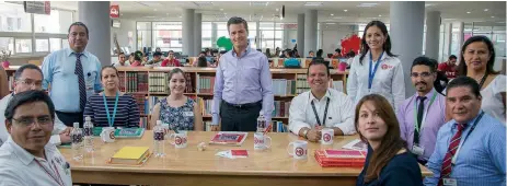  ??  ?? El presidente Enrique Peña Nieto recorrió la Universida­d Tecnológic­a El Retoño, en Aguascalie­ntes, donde convivió con maestros y alumnos.