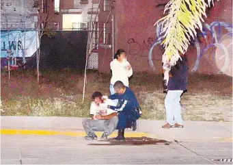  ??  ?? Hombre. Recibió un machetazo en la cabeza al parecer en una riña, se reportó delicado de salud.