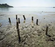  ??  ?? Crisi idrica Il lago di Bracciano a ottobre è sceso di 5 centimetri