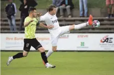  ?? FOTO: WARNACK ?? Gabriel Fischer (hi.) ist vor Vfb-kapitän Marian Pfluger am Ball. Beinahe führt eine Vorlage von Fischer kurz vor der Pause zum 2:0 für den FCO.