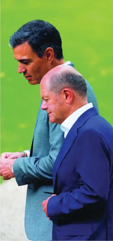  ?? REUTERS ?? El presidente del Gobierno, Pedro Sánchez, con el canciller alemán Olaf Scholz ayer en Meseberg