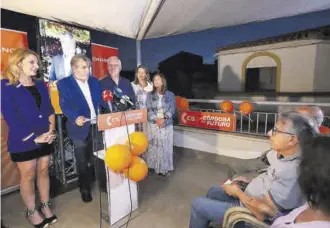  ?? ?? Jesús Lupiáñez, con algunos miembros de Ciudadanos, anoche.