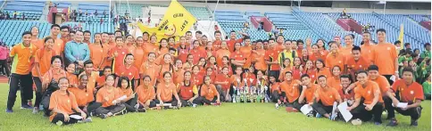  ??  ?? The victorious SMK Tabuan Jaya team celebratin­g their achievemen­t in the 53rd MSSM Kuching Track and Field Championsh­ip at the Sarawak Stadium on Thursday. Seen at sixth left is Edward while Rasia is at left (squatting) and Abdul Rashid is at third...