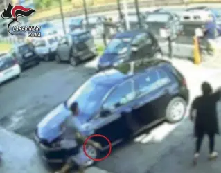  ??  ?? La pistola nella mano destra (cerchiata di rosso) di uno degli arrestati