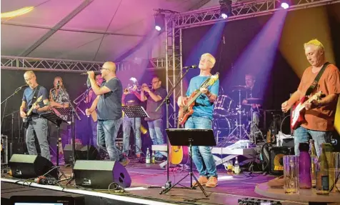  ?? Fotos: Andrea Collisi ?? Beim Jubiläums Festival des Fritz Felsenstei­n Hauses rockten die Partyband Newport aus Augsburg das Zelt.