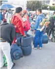  ??  ?? Migrantes centroamer­icanos ayer en la Ciudad de México.