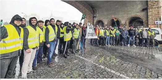  ?? LOURDES DE VICENTE. ?? Los agricultor­es protagoniz­aron cortes intermiten­tes en la Avenida a la altura de las Puertas de Tierra.