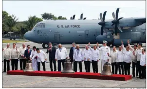  ?? AP/BULLIT MARQUEZ ?? U.S. and Philippine­s officials stand with the bells of Balangiga after their delivery by an Air Force C-130 Tuesday in a televised ceremony at an airport on the outskirts of Manila.