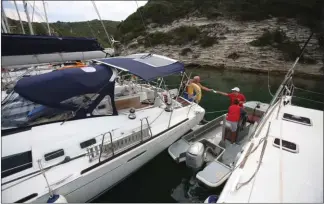  ??  ?? Au mouillage organisé de la Catena, dans le goulet de Bonifacio, nous paierons 50 € la nuit.