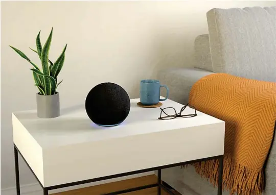  ??  ?? El altavoz inteligent­e Echo de Amazon (99,99 euros) utiliza sus micrófonos para adaptarse a la acústica de cada estancia de la casa.