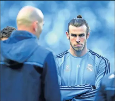  ??  ?? Bale atiende a las instruccio­nes de Zidane durante un entrenamie­nto previo a un partido de Champions.