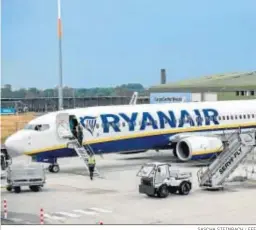  ?? SASCHA STEINBACH / EFE ?? Un avión de Ryanair estacionad­o en un aeropuerto alemán.
