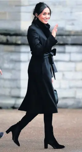  ?? Chris Fairweathe­r/Huw Evans Agen ?? > Meghan Markle waves to well-wishers during her visit to Cardiff Castle with fiancé Prince Harry