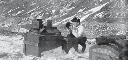  ?? GENTILEZA IAA ?? El alférez José María Sobral realizando mediciones en la
Isla Cerro Nevado (Antártida) en 1902.