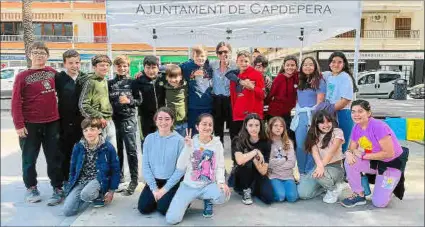  ?? ?? La Plaça dels Pins de Cala Rajada estuvo llena de animación durante la mañana del viernes.
A la izquierda de estas lineas, uno de los grupos del CEIP s’Auba que se acercaron hasta la Plaça dels Pins de Cala Rajada. A la derecha, el esfuerzo de los alumnos del colegio Beata Francinain­a Cirer tuvo su recompensa con la producción de mucha energía limpia.