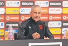  ?? ?? ► Sylvinho, técnico de Albania y exlateral del Barcelona.