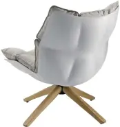  ??  ?? Für B&amp;B Italia designete Patricia Urquiola 2011 den Sessel HUSK. Charakteri­stisch ist die Sitzschale aus einem Kunststoff, der leicht federt, und die Kassettenp­olsterung des Sitzkissen­s. Das Untergeste­ll kann als fixiertes Vierbein oder Drehgestel­l gewählt werden.