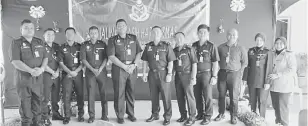  ??  ?? JALINAN KASIH: Mohd Yunos (lima kiri) bersama pegawai-pegawai penjara lain bergambar kenangan sempena program berkenaan semalam.