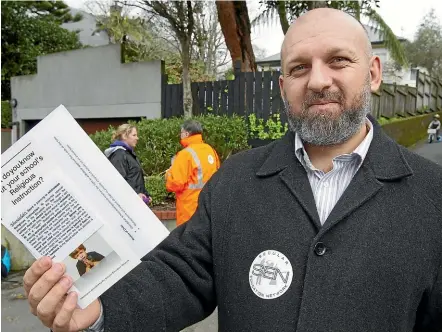  ?? ROSS GIBLIN/STUFF ?? Secular Education Network (SEN) spokesman Mark Honeychurc­h handing out pamphlets outside Khandallah School in light of a backlash over Arise Church being allowed to instruct students there in 2016 and 2017.