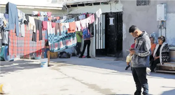  ?? MANUEL SÁENZ /EL HERALDO DE JUÁREZ ?? Se encontraba­n resguardad­os en dos viviendas en Ciudad Juárez