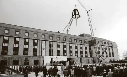  ?? Foto: SZ/Waltraut Kossack ?? Am 9. März 1984 wird Richtfest am Hotel Bellevue gefeiert.