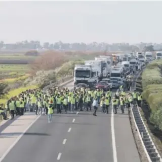  ?? // RAÚL DOBLADO ?? Corte de tráfico en la A-49 que une Sevilla y Huelva