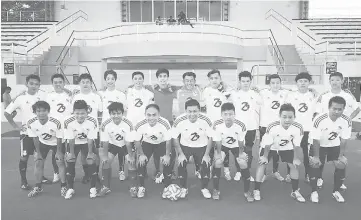  ??  ?? Tan (left front row) with his team during their training session recently.