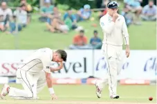  ??  ?? New Zealand cricketer Trent Boult (L) is watched by teammate Henry Nicholls as he reacts after drops a catch of Sri Lankan cricketer Dhananjaya de Silva during the second day of the final cricket Test match. - AFP photo